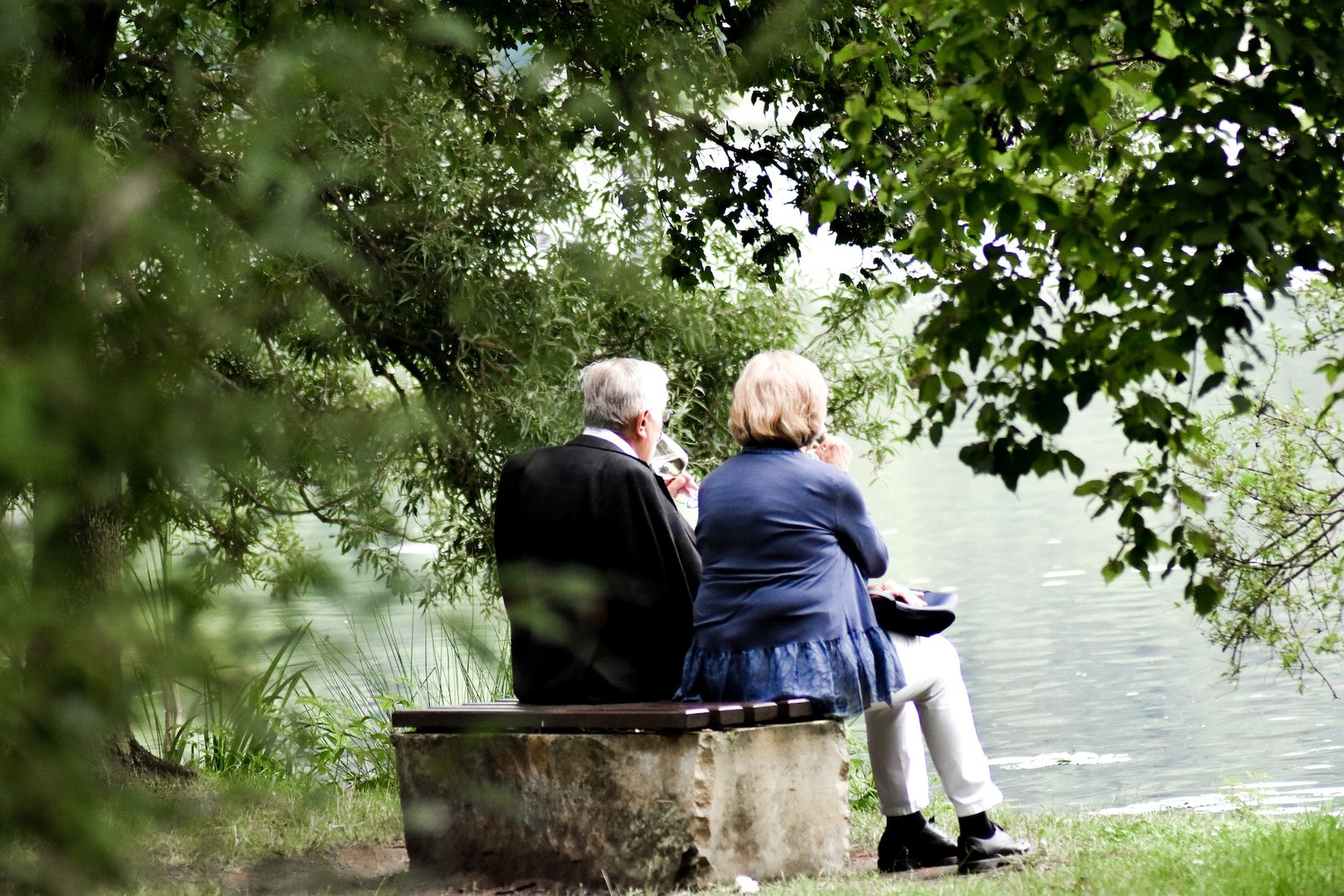 two elderly people sitting on a bench and talking about the numerous reasons why seniors move to Saratoga