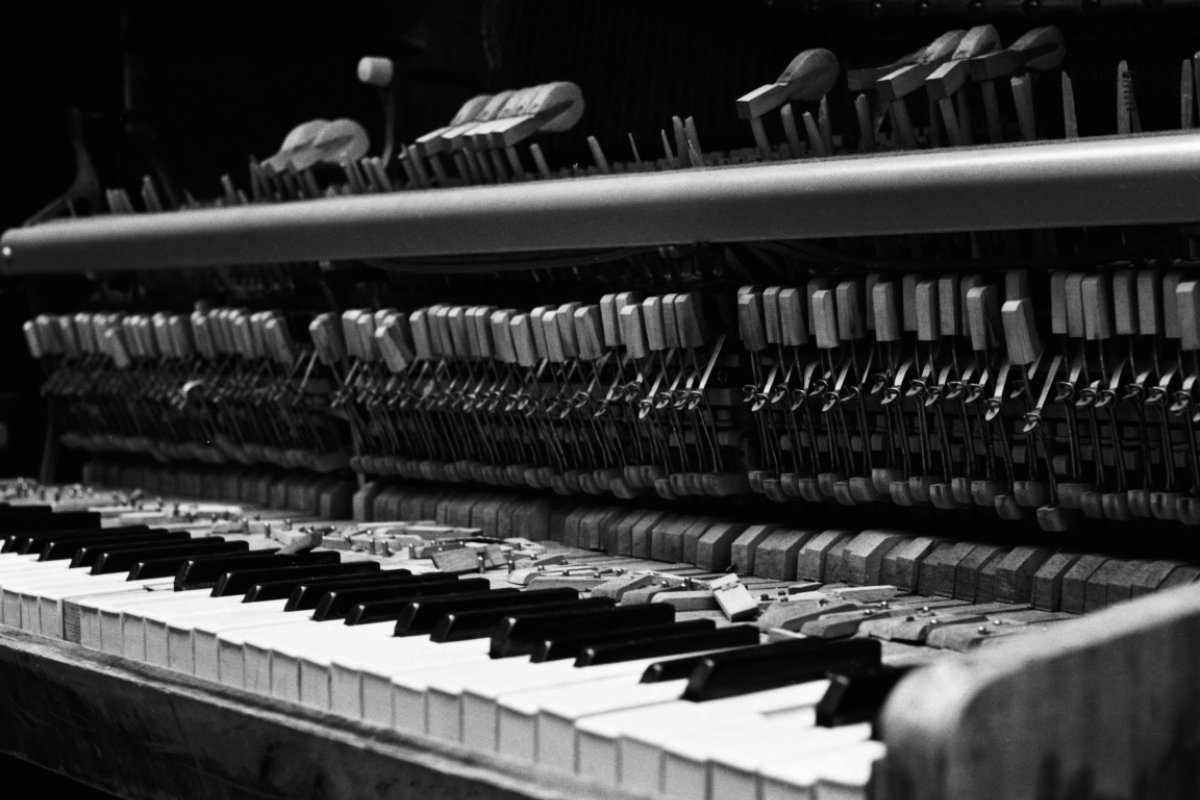 damaged piano symbolizing the dangers of DIY-ing a piano move