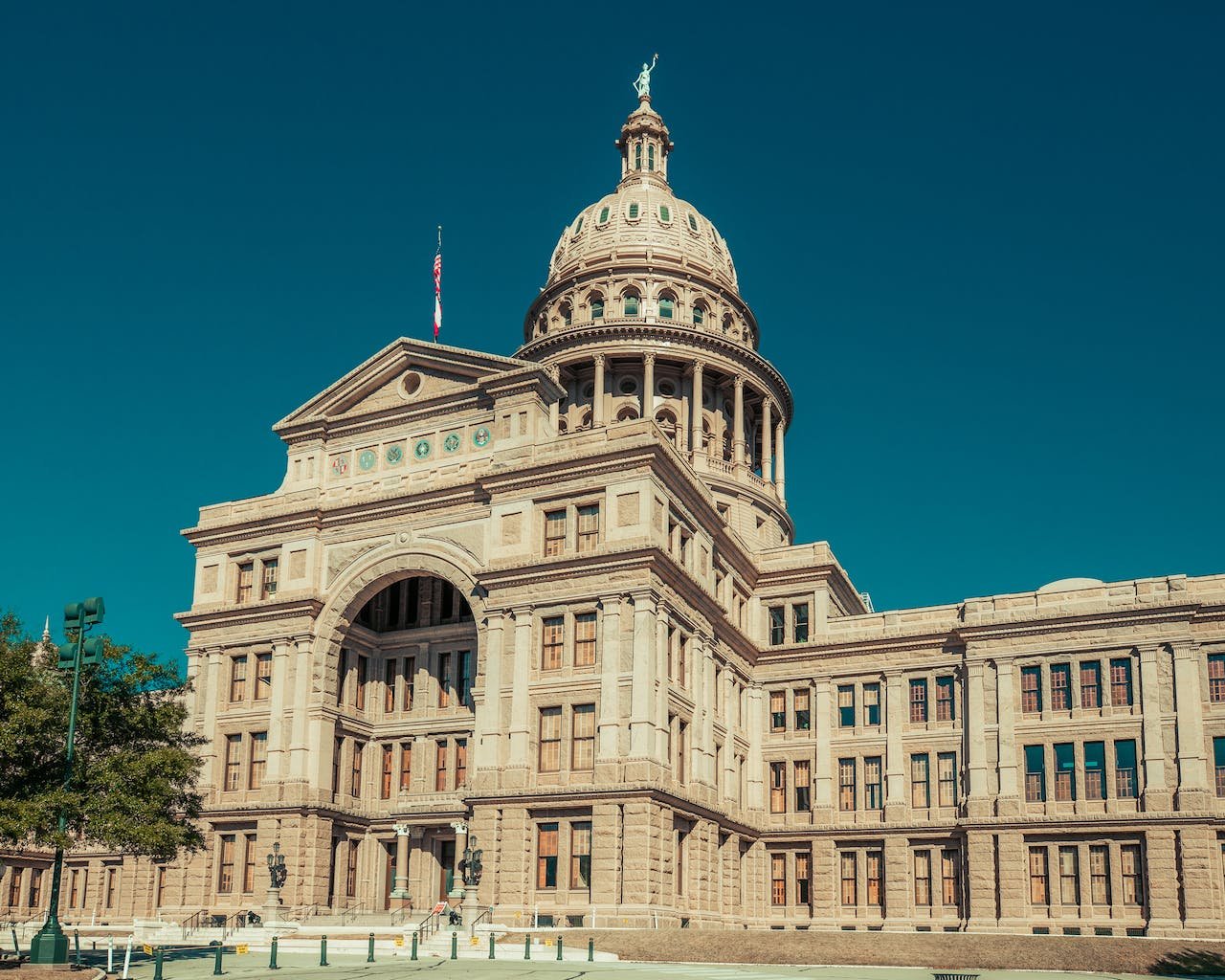 the Texas capitol building bellow a blue sky